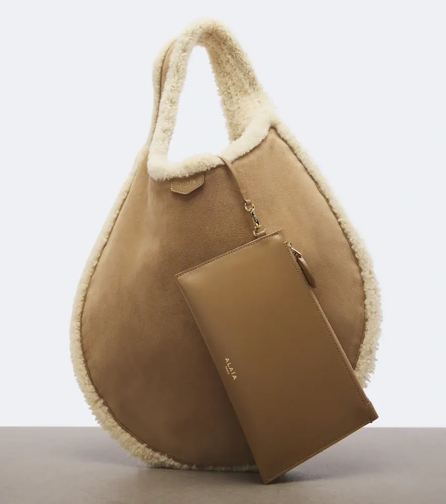 Alaïa Alaïa One Piece shearling-lined suede shoulder bag | Thumbnail 2 Alaïa Alaïa One Piece shearling-lined suede shoulder bag | Thumbnail 2