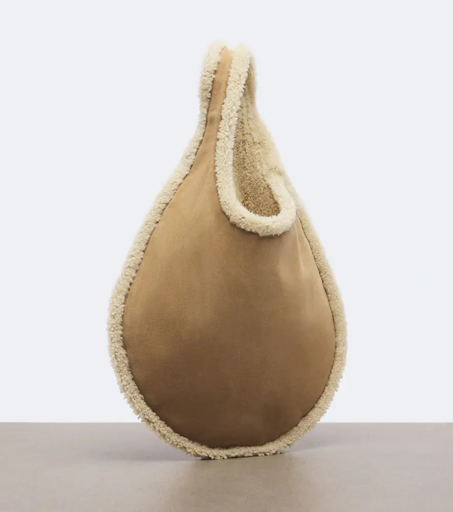 Alaïa Alaïa One Piece shearling-lined suede shoulder bag | Thumbnail 3 Alaïa Alaïa One Piece shearling-lined suede shoulder bag | Thumbnail 3