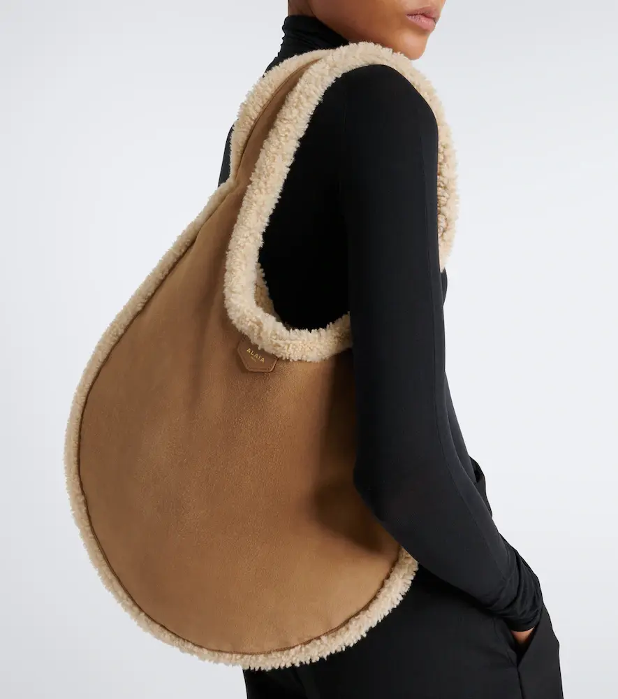 Alaïa Alaïa One Piece shearling-lined suede shoulder bag | Thumbnail 5 Alaïa Alaïa One Piece shearling-lined suede shoulder bag | Thumbnail 5