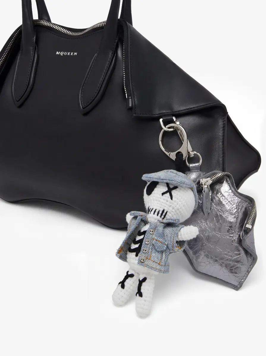 Alexander McQueen Manta Charm | Thumbnail 2 Alexander McQueen Manta Charm | Thumbnail 2