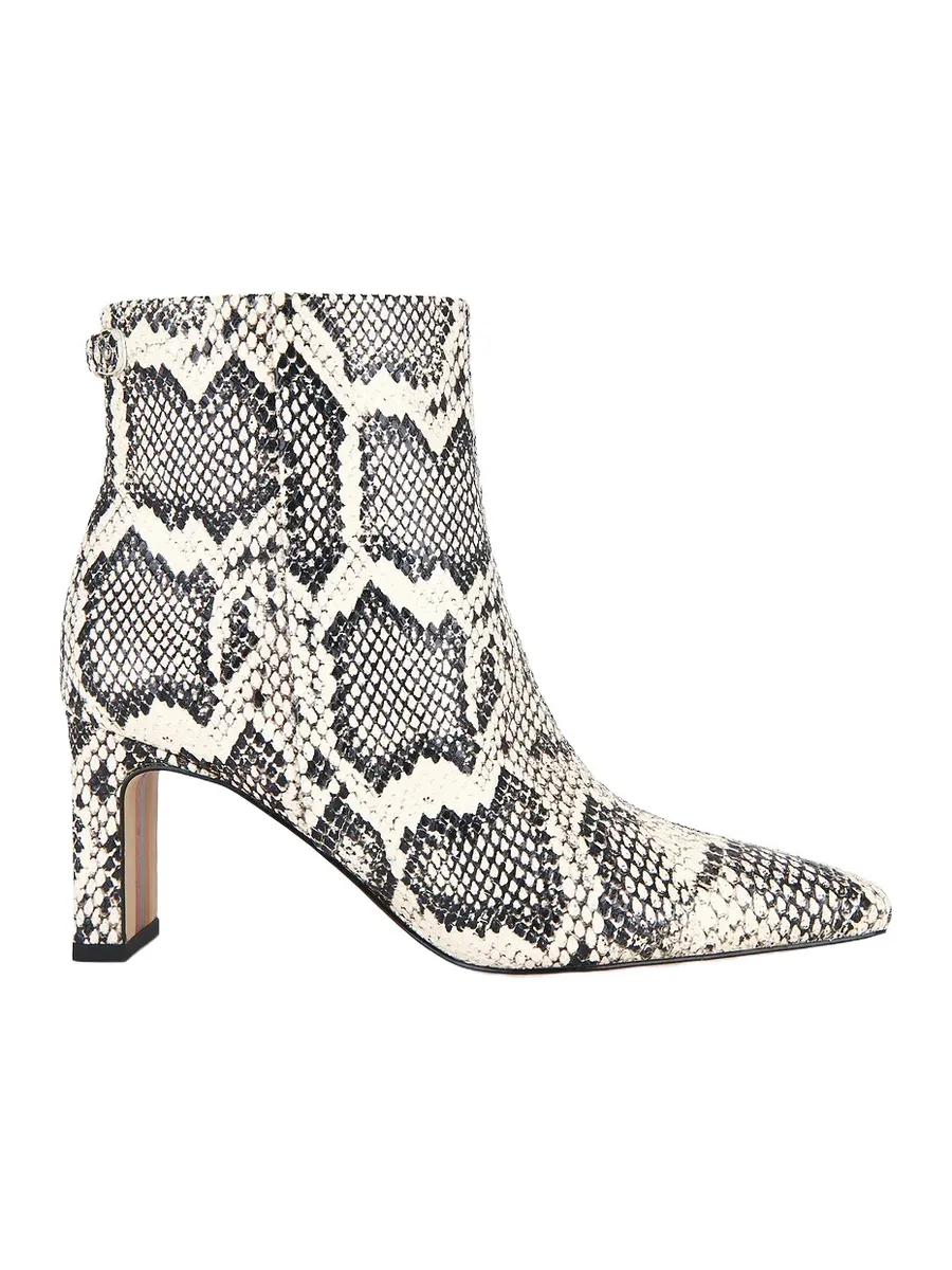 Saige 4 Boot