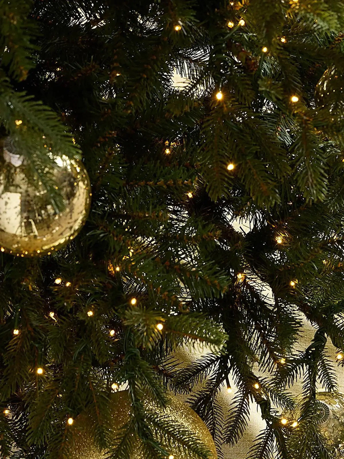 D. Stevens Metallic Dupion Tree Skirt