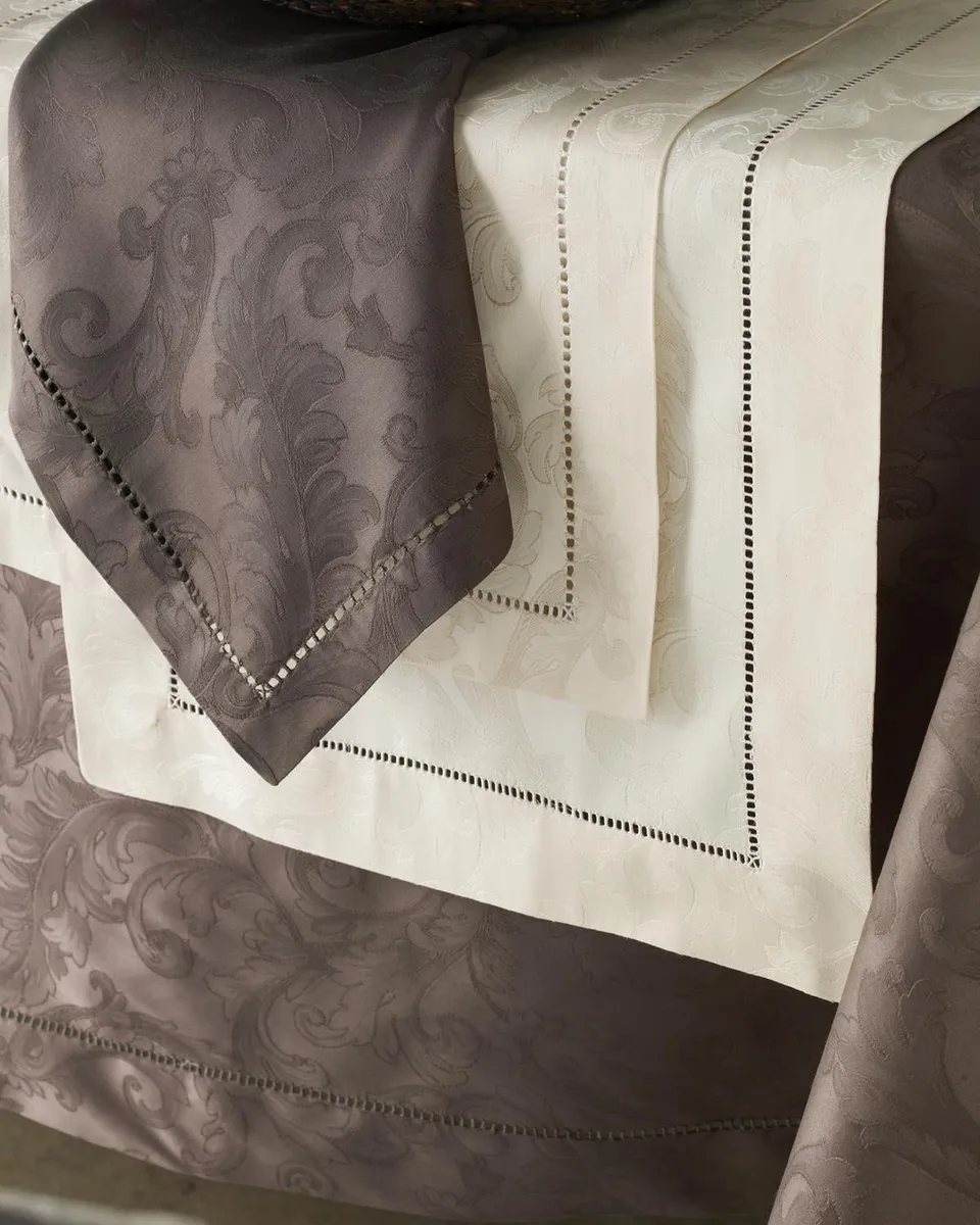 Sferra Acanthus Jacquard Round Tablecloth | Thumbnail 3