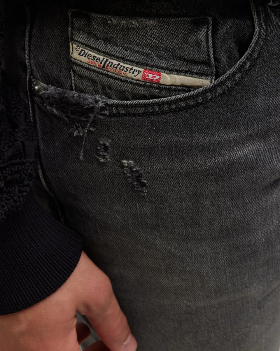 Diesel Men's 2019 D-Strukt L.32 Slim Jeans | Thumbnail 5