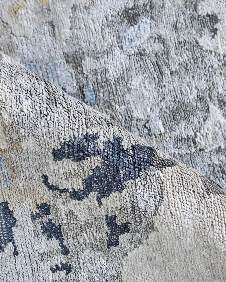 Exquisite Rugs Floor Art Hand-Knotted Silver & Gray Rug | Thumbnail 4