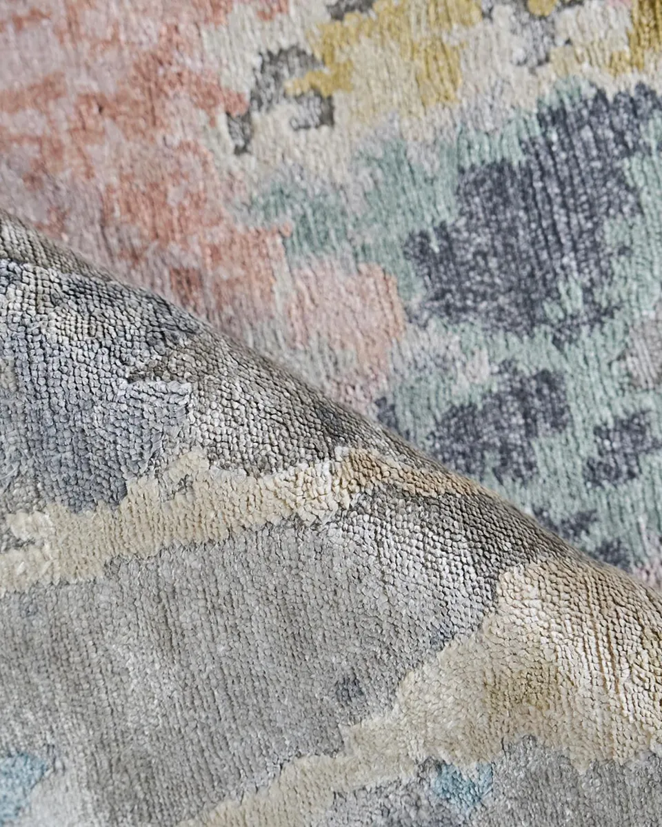 Exquisite Rugs Floor Art Hand-Knotted Silver & Blush Rug | Thumbnail 4