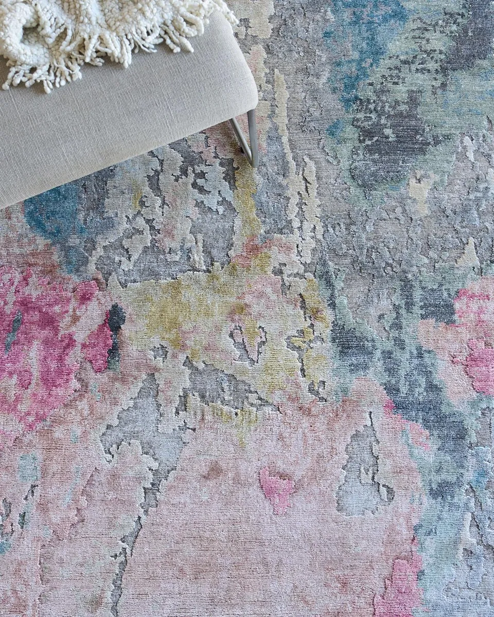 Exquisite Rugs Floor Art Hand-Knotted Silver & Blush Rug | Thumbnail 7