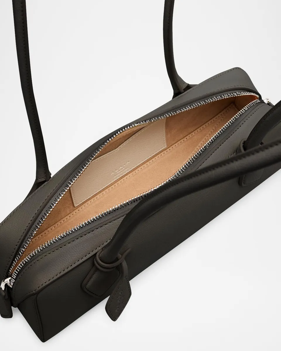 ALAÏA Le Teckel Small Shoulder Bag in Leather | Thumbnail 4 ALAÏA Le Teckel Small Shoulder Bag in Leather | Thumbnail 4