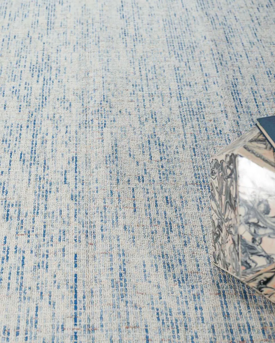 Exquisite Rugs Andora Hand-Tufted Blue/Ivory Rug | Thumbnail 7