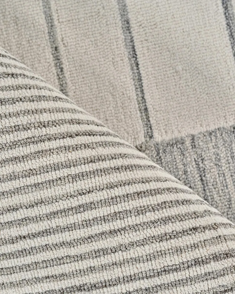 Exquisite Rugs Castine Hand-Tufted Silver Rug, 5 ' x 8 ' | Thumbnail 4