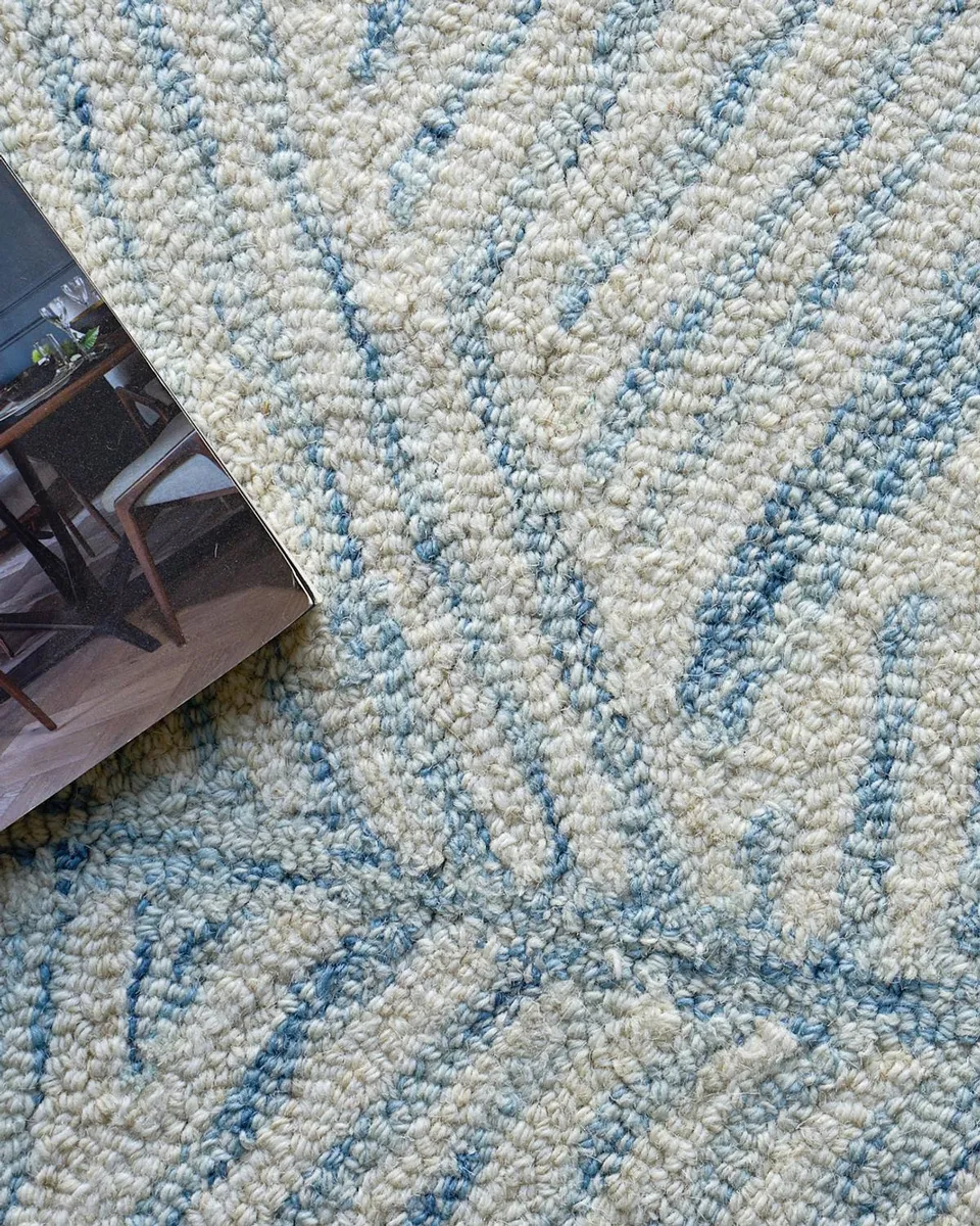 Exquisite Rugs Kascata Hand-Tufted Blue/Ivory Rug | Thumbnail 6
