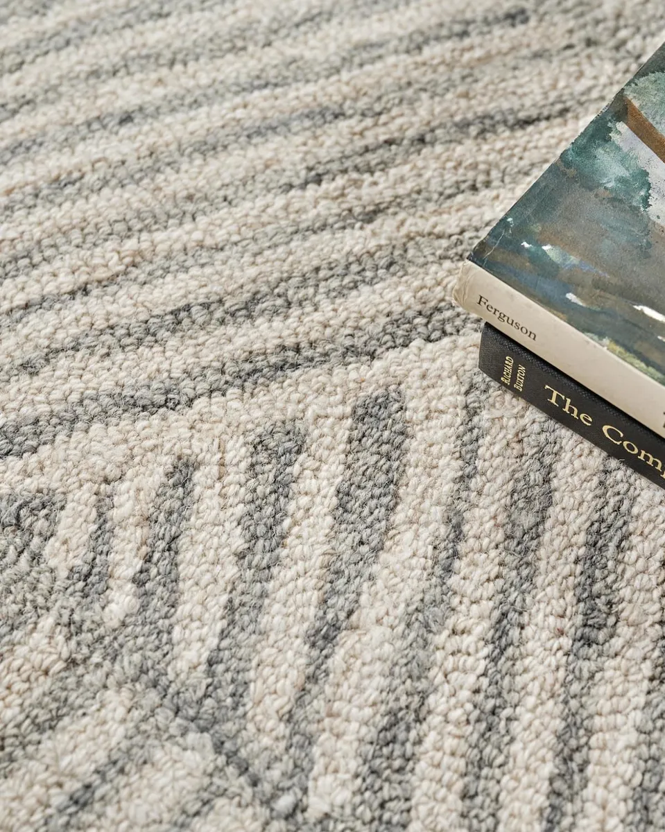 Exquisite Rugs Kascata Hand-Tufted Silver/Ivory Rug | Thumbnail 5