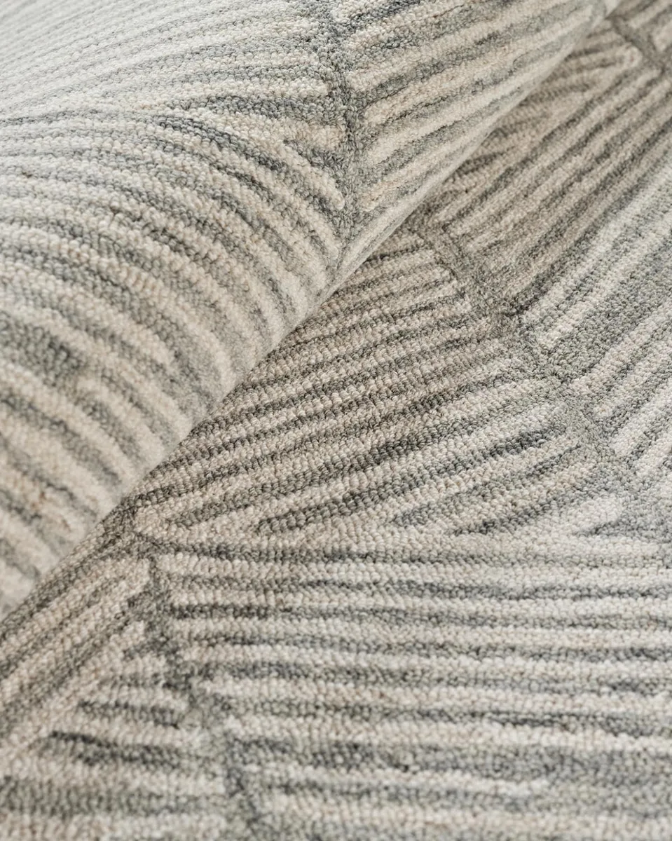Exquisite Rugs Kascata Hand-Tufted Silver/Ivory Rug | Thumbnail 6