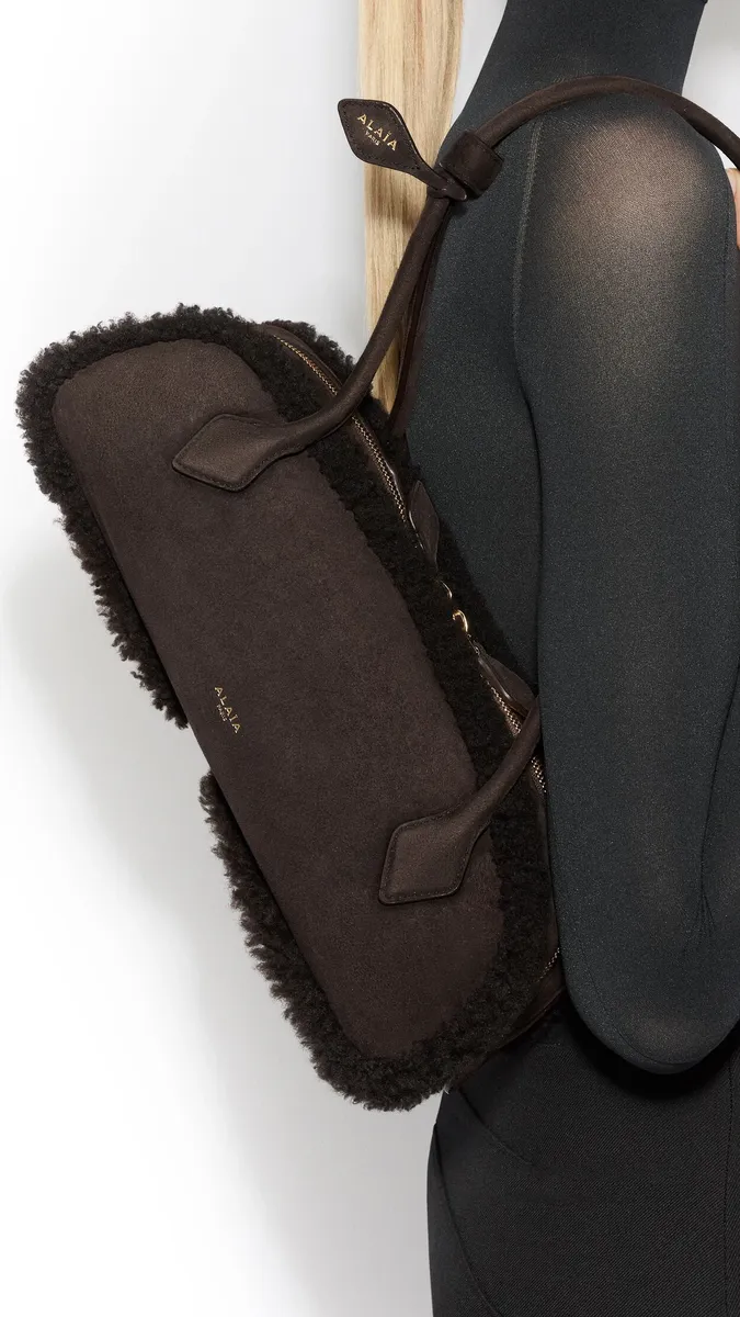 Alaïa Le Teckel Medium Bag In Merino Shearling | Thumbnail 4 Alaïa Le Teckel Medium Bag In Merino Shearling | Thumbnail 4