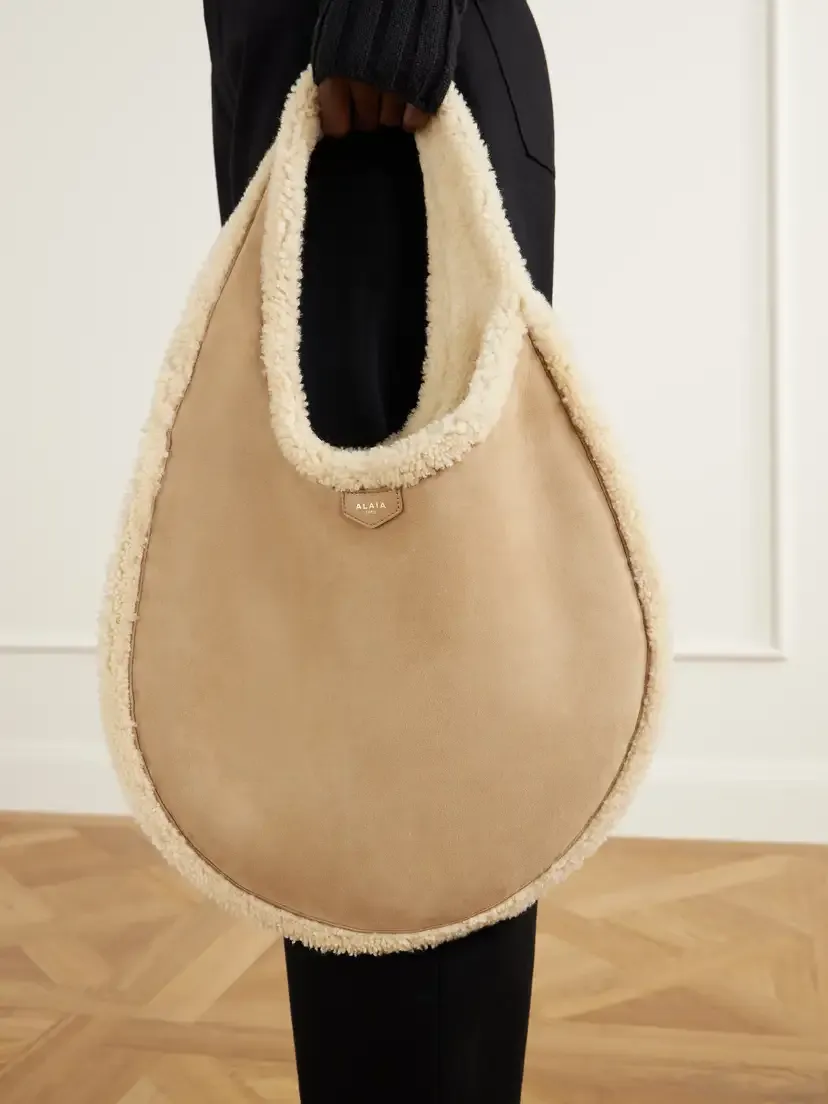 ALAÏA One Piece Medium Merino Shearling Shoulder Bag | Thumbnail 6 ALAÏA One Piece Medium Merino Shearling Shoulder Bag | Thumbnail 6
