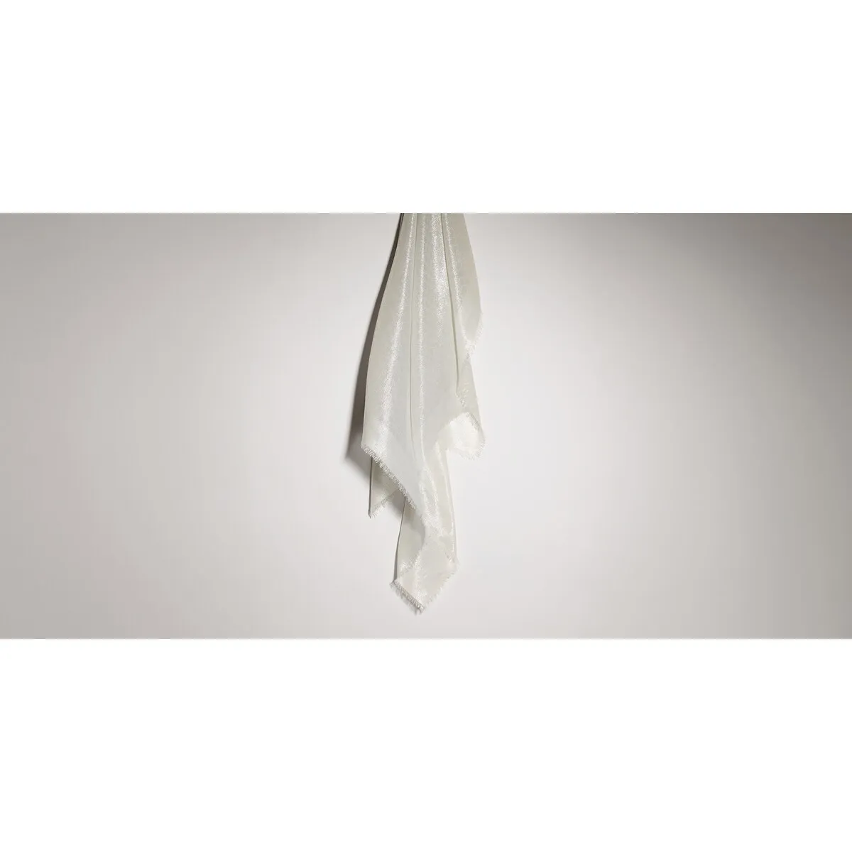 Gucci GG Wool Silk Lamé Jacquard Shawl | Thumbnail 3 Gucci GG Wool Silk Lamé Jacquard Shawl | Thumbnail 3
